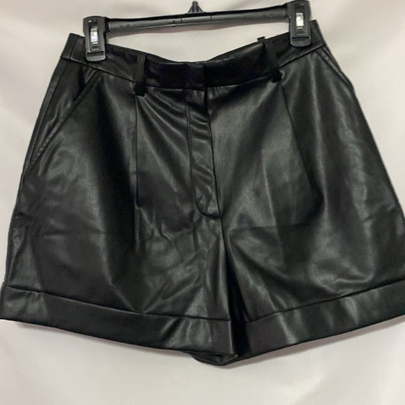 NWT ZARA BLACK FAUX LEATHER SHORTS WO SIZE MED WAIST 15” SIDE TO SIDE INSEAM 3” - Picture 7 of 11